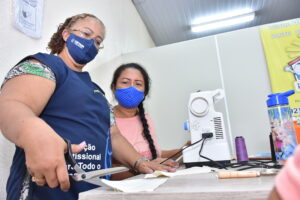 Imagem da notícia - Parceria Cetam/Grupo Raio de Sol garante aula de corte e costura a mães de pacientes