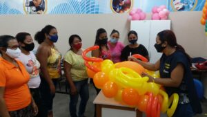 Imagem da notícia - Alunos do Cetam fazem aula prática de enfeites com balões