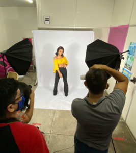 Imagem da notícia - Sala de aula vira estúdio e alunos treinam poses e iluminação