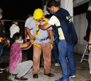 Imagem da notícia - Turma tem aula prática para aprender a resgatar vítima de choque elétrico